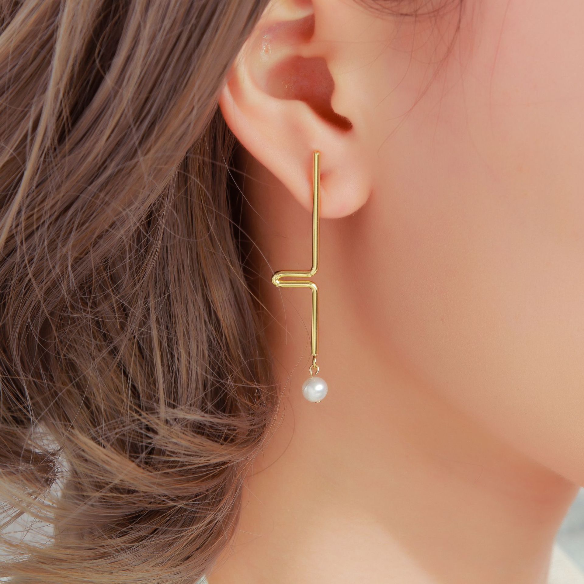 Butterfly family new pattern Trend temperament Retro superior quality freshwater Pearl Ear Studs Foreign trade The original single-