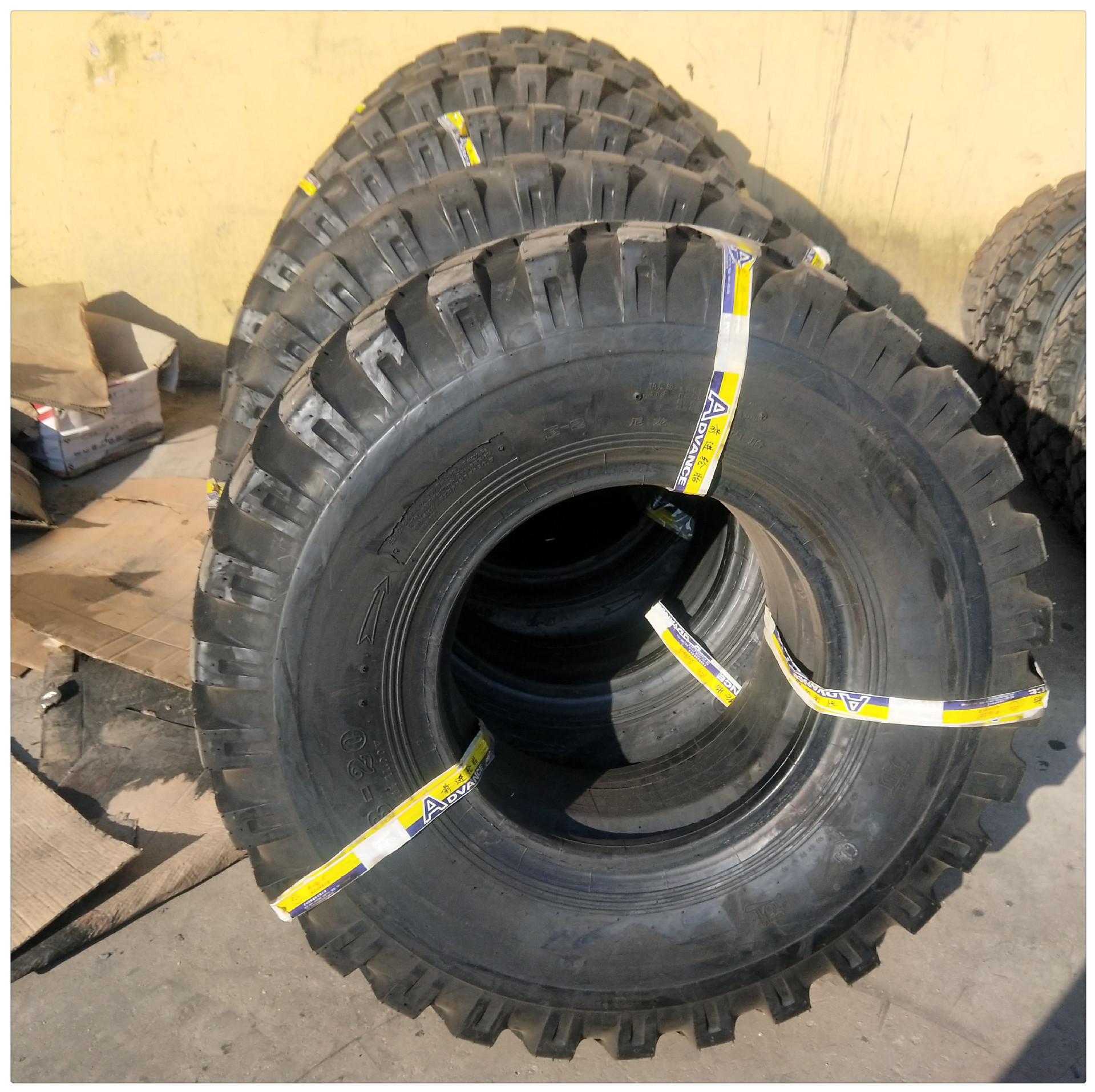 现货供应 13-20 越野花纹卡车轮胎 越野车型轮胎卡车轮胎