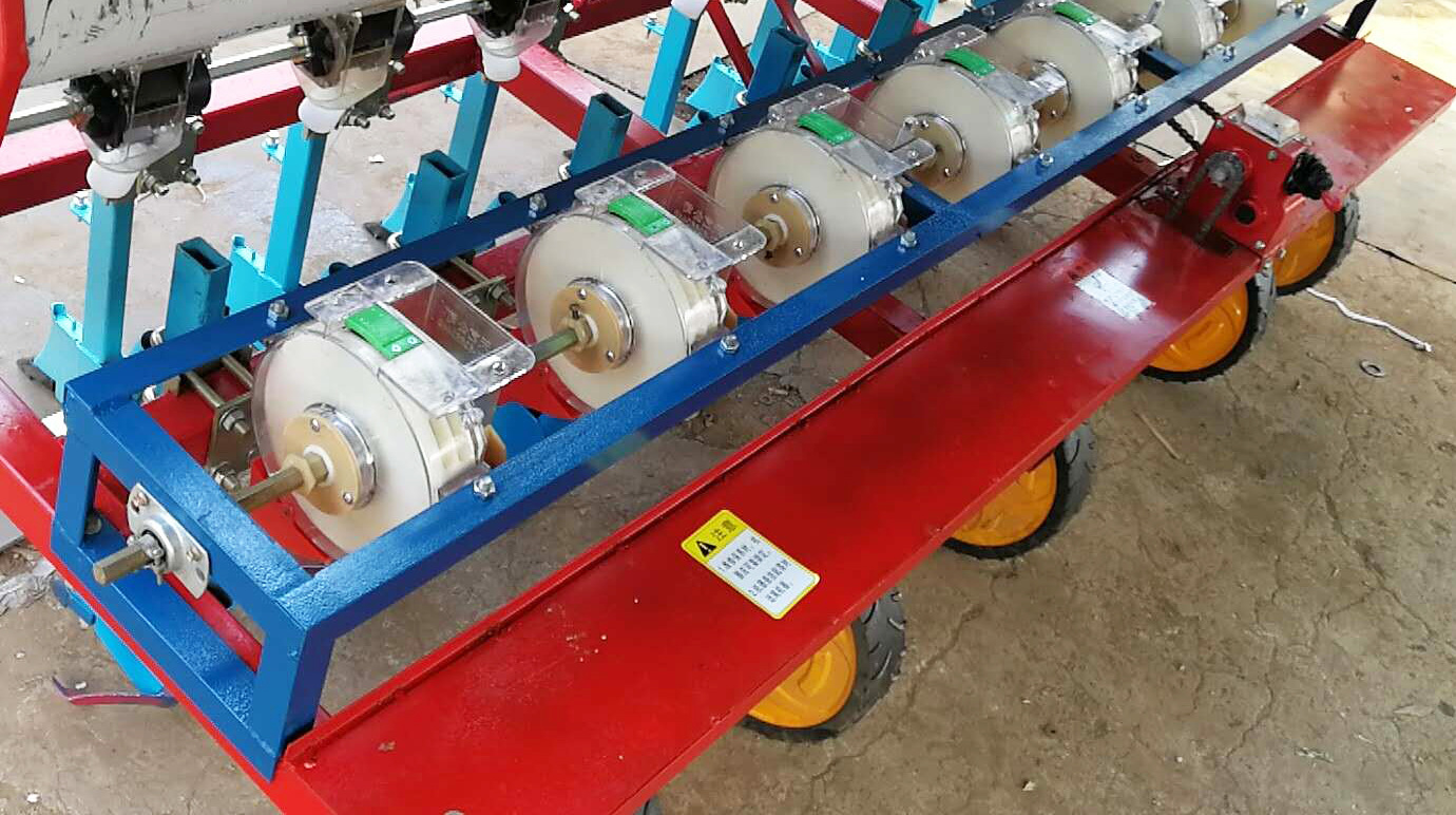 四轮车带牵引式玉米大豆播种机绿豆红豆精播机手扶喷药滴灌加架子