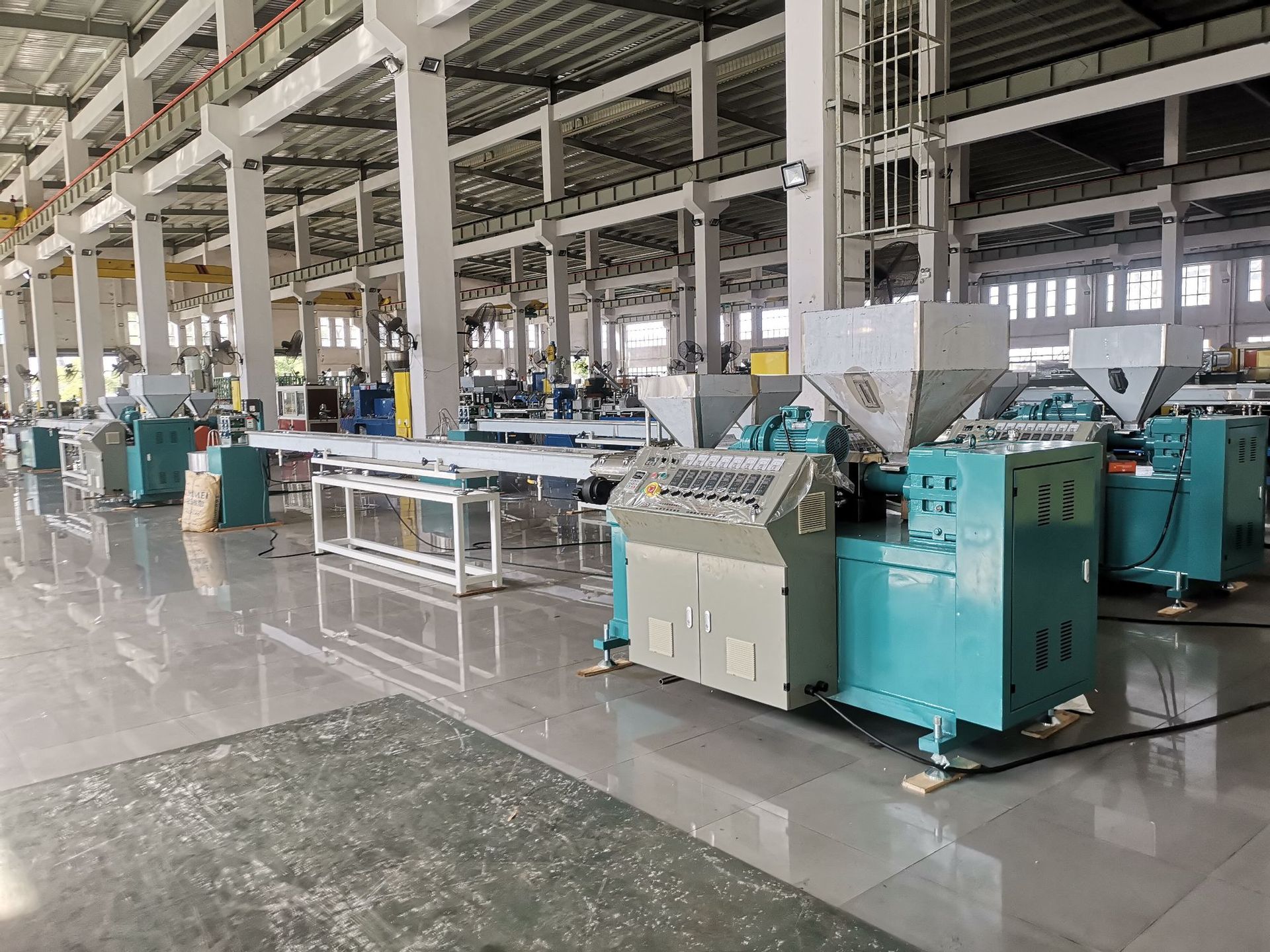 燿安供应高速PPPE三色拉藤机梦幻藤条挤出生产线发泡仿藤设备