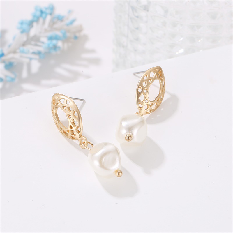Geometric Oval Mesh Stud Earrings Earrings Temperament Pearl Pendant Earrings Women display picture 4