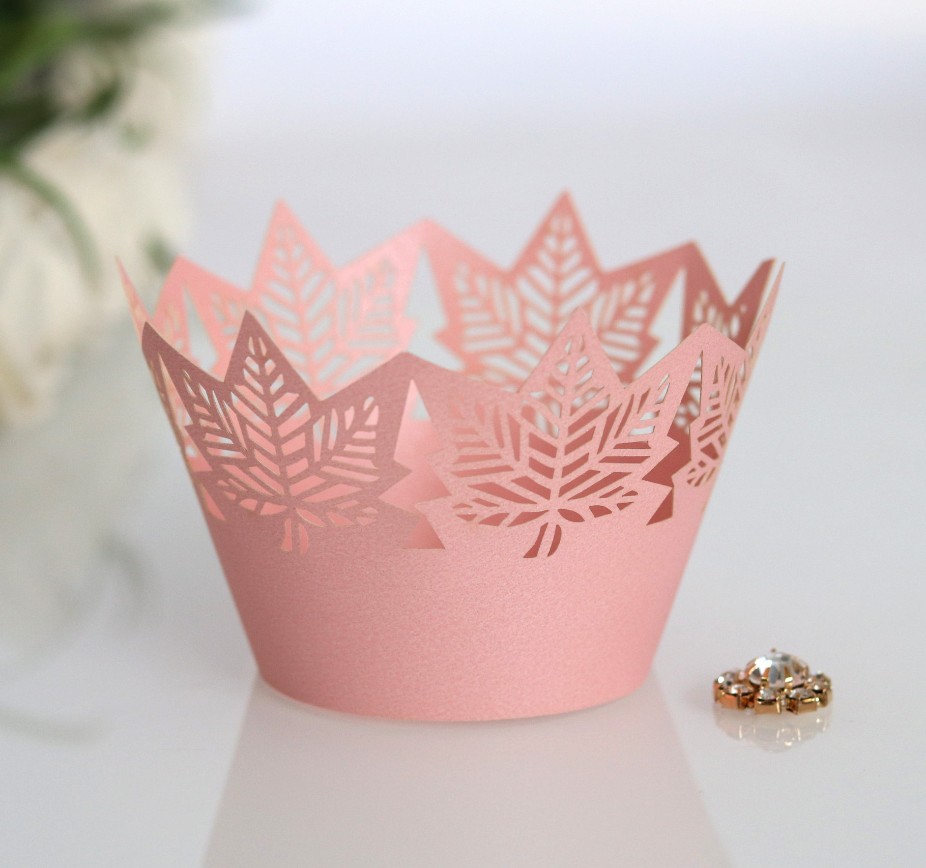 Hoja de arce hornear tarta huevo taza encaje decorativo fiesta cumpleaños pastel bandeja papel láser borde hueco al por mayor