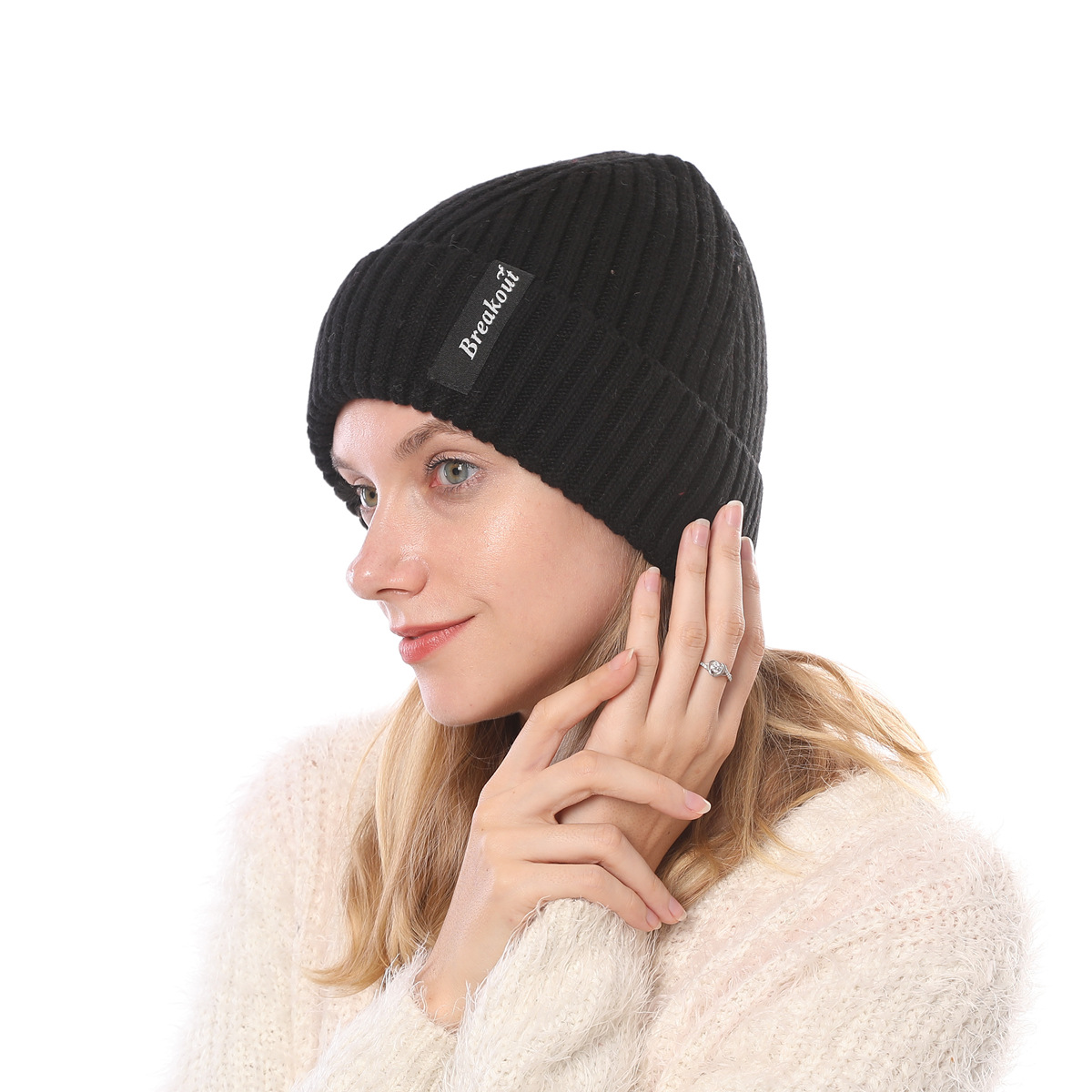 Cappello da uomo in lana calda lavorato a maglia con lettera adesiva con bordo arricciato a righe dritte in velluto autunno e inverno da donna_voghion.com