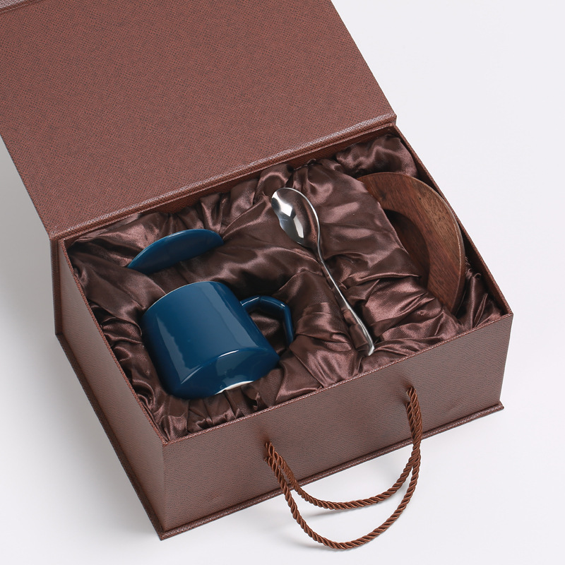 Taza de oro, taza de cerámica, taza de café, taza de agua, con tapa sin agujeros a prueba de polvo, cuchara, posavasos, LOGOTIPO tallado