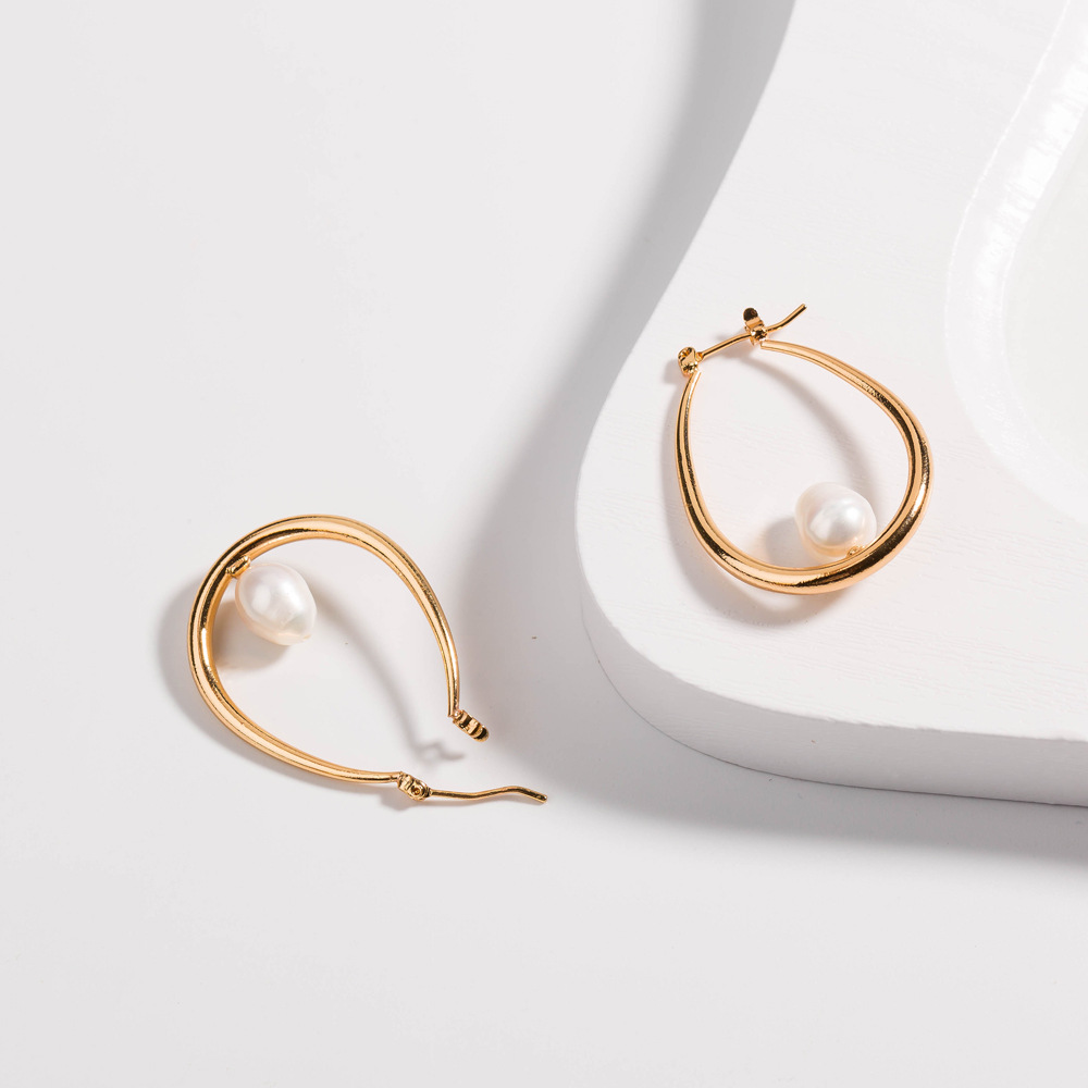 Simple Natural Pearl U-shaped Metal Earrings display picture 4