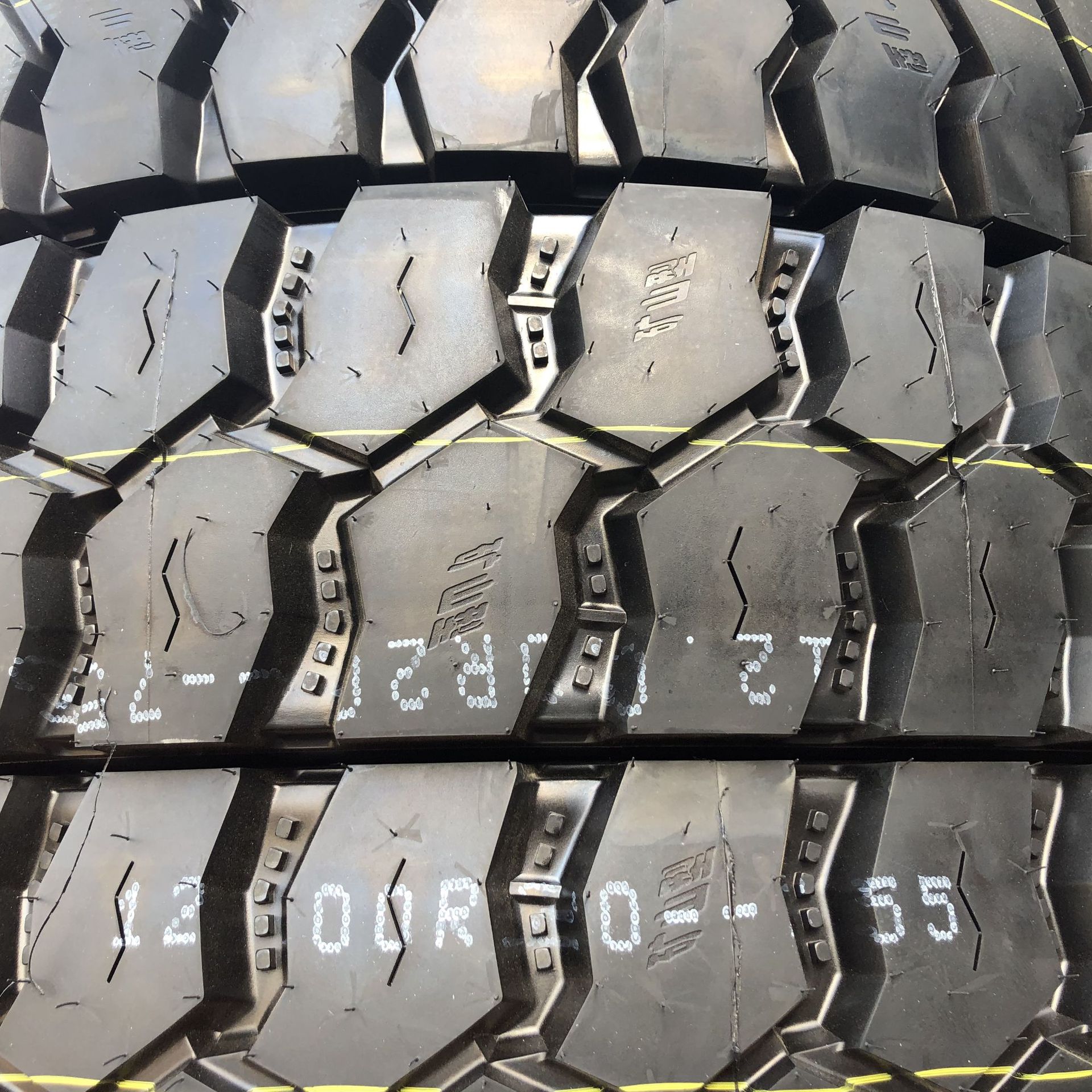 低价处理厂家直发 矿山大花纹1200R20轮胎 卡车轮胎 前四后八轮胎