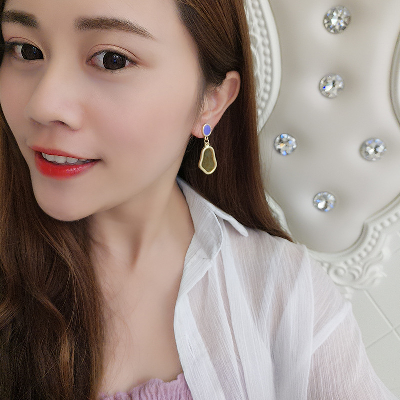 Oversized Sculptural Acrylic Clip-on Earrings Modern European Style_voghion.com