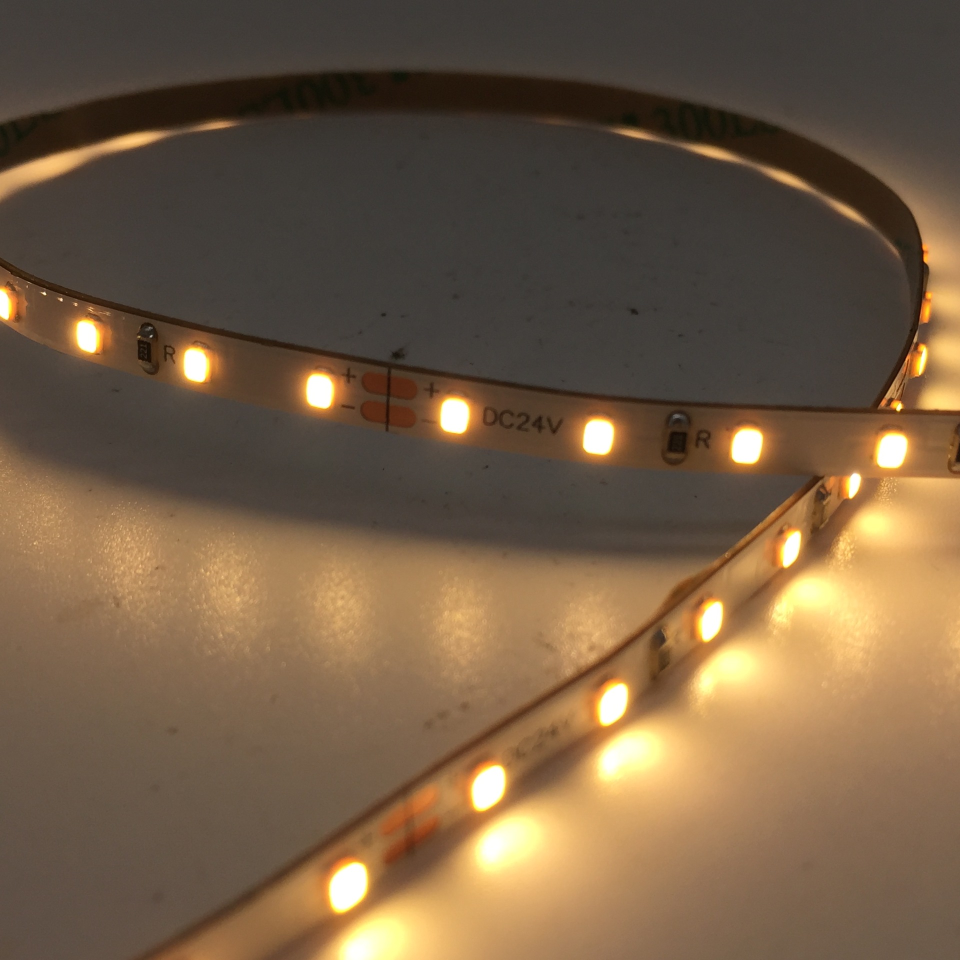 2216 tira de luz 120 luz 4mm ancho de la placa de baja tensión 24V parche flexible barra de luz LED pantalla de alta dedo Personalización de fábrica