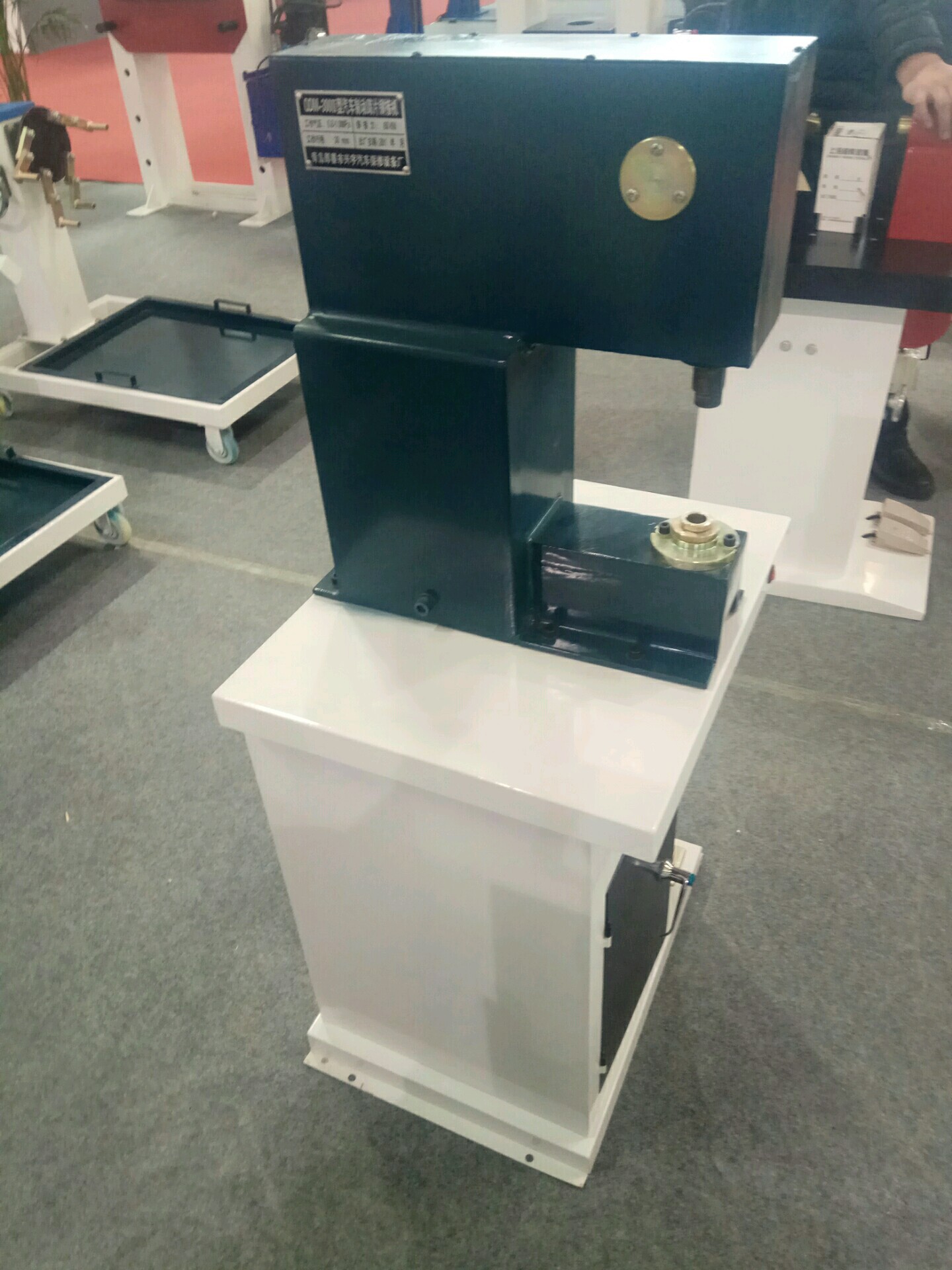 立式气动铆片机刹车片铆接机投铆机