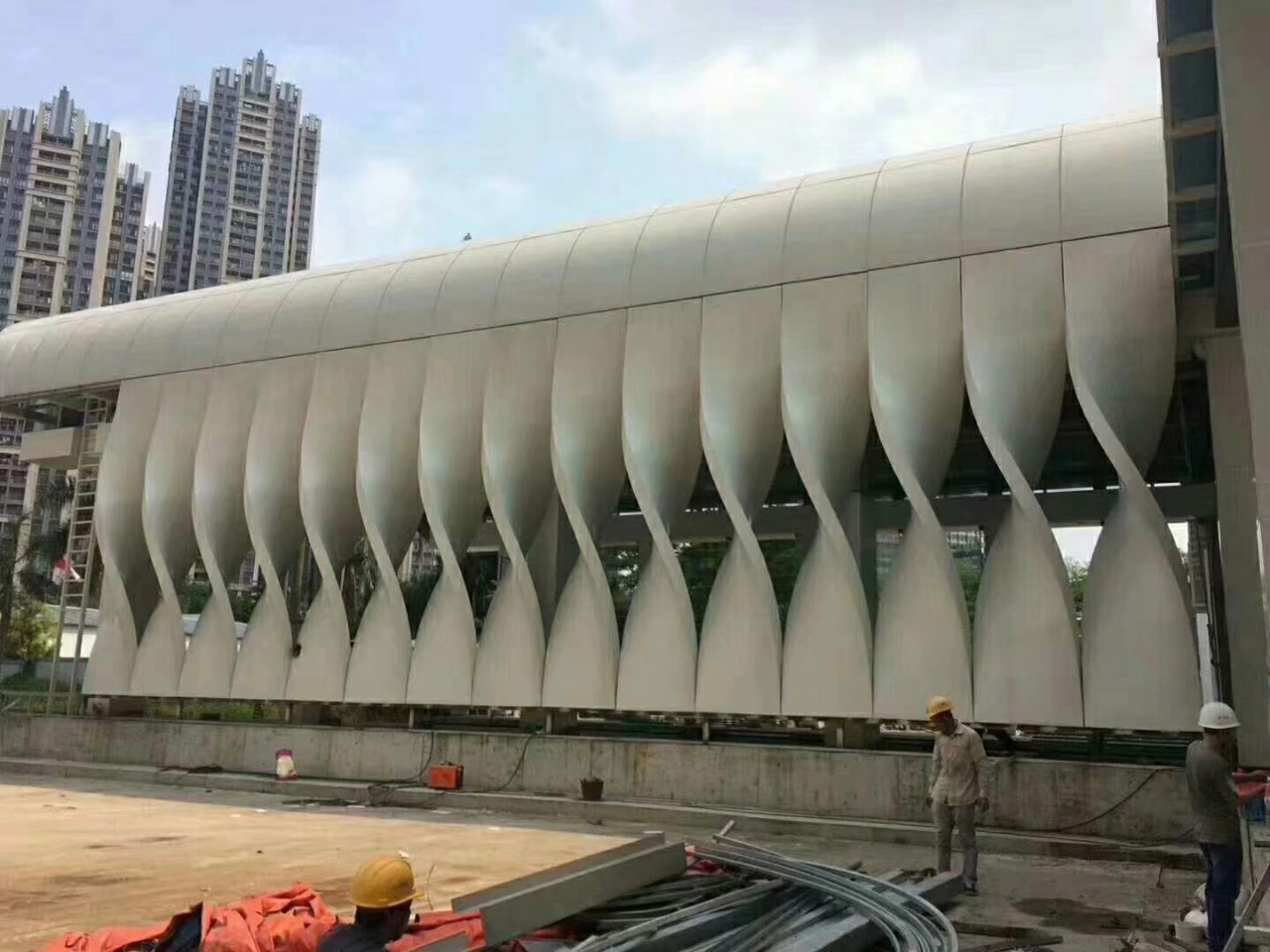 晟铝单板厂家 定制扭曲铝单板 隔断墙 弧形包柱铝单板 外挂板