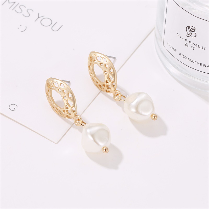 Geometric Oval Mesh Stud Earrings Earrings Temperament Pearl Pendant Earrings Women display picture 3