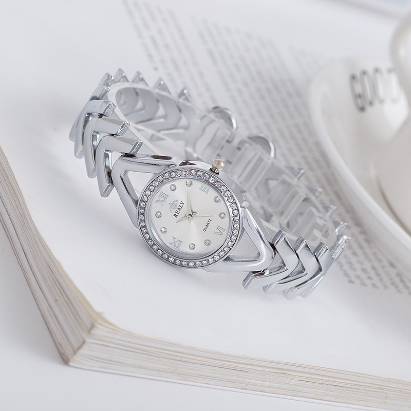 Rapporto qualità-prezzo Orologio con bracciale tempestato di diamanti per il tempo libero e alla moda, orologio da donna inglese digitale minimalista romano con acqua_voghion.com