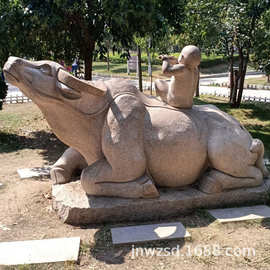 大理石黄牛雕刻 石制儿童骑牛雕塑图片 石头卧牛加工厂