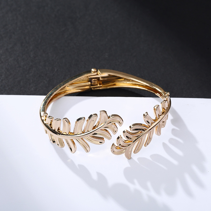 Fashion Gold-plated Leaf Diamond Bracelet display picture 7