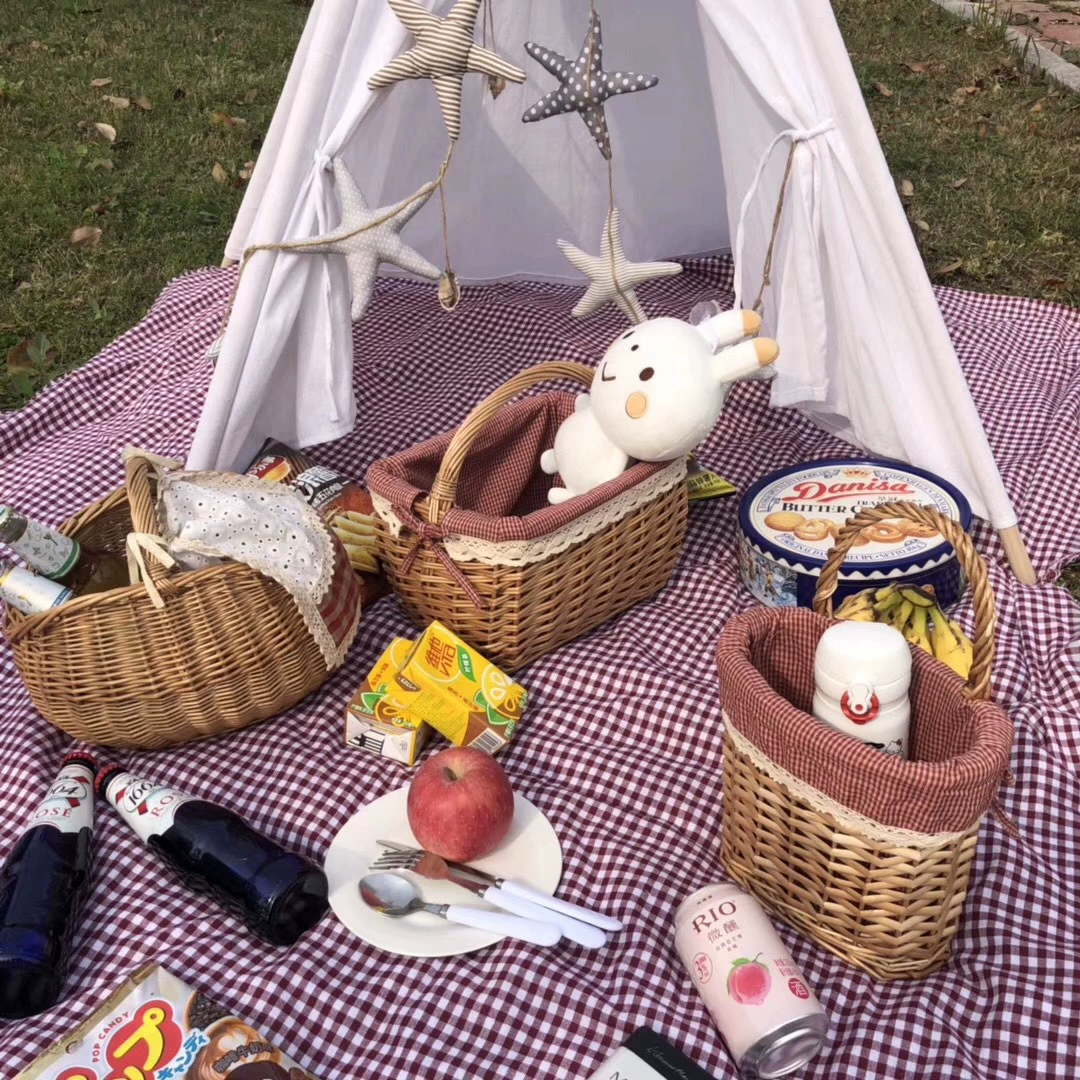 Белая кружевная плетёная корзина, платье, подарочная коробка