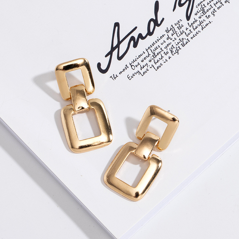 Korea's Fashion Niche Simple Retro Geometric Exaggerated Alloy Earrings For Women display picture 5