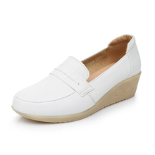 工作鞋厂家30年 真皮舒适休闲浅口中跟护士鞋透气白色坡跟防滑