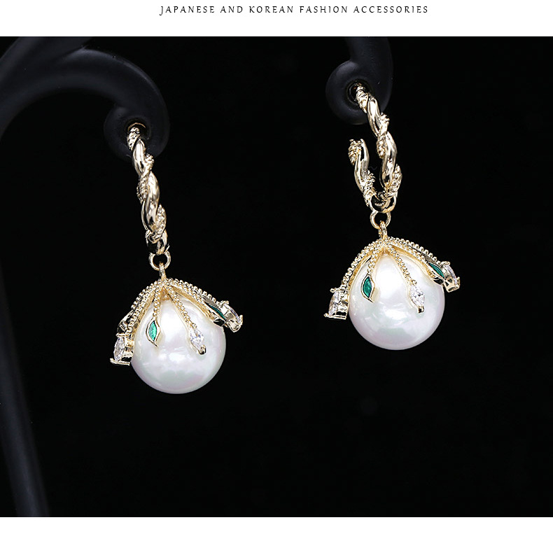 2021 Nouveau Émeraude Vintage Cour Perle Boucles D'oreilles Pour Les Femmes Boucles D'oreilles À La Mode Japonais Et Coréen Argent Broches Gouttes Pour Les Oreilles Usine En Gros display picture 3