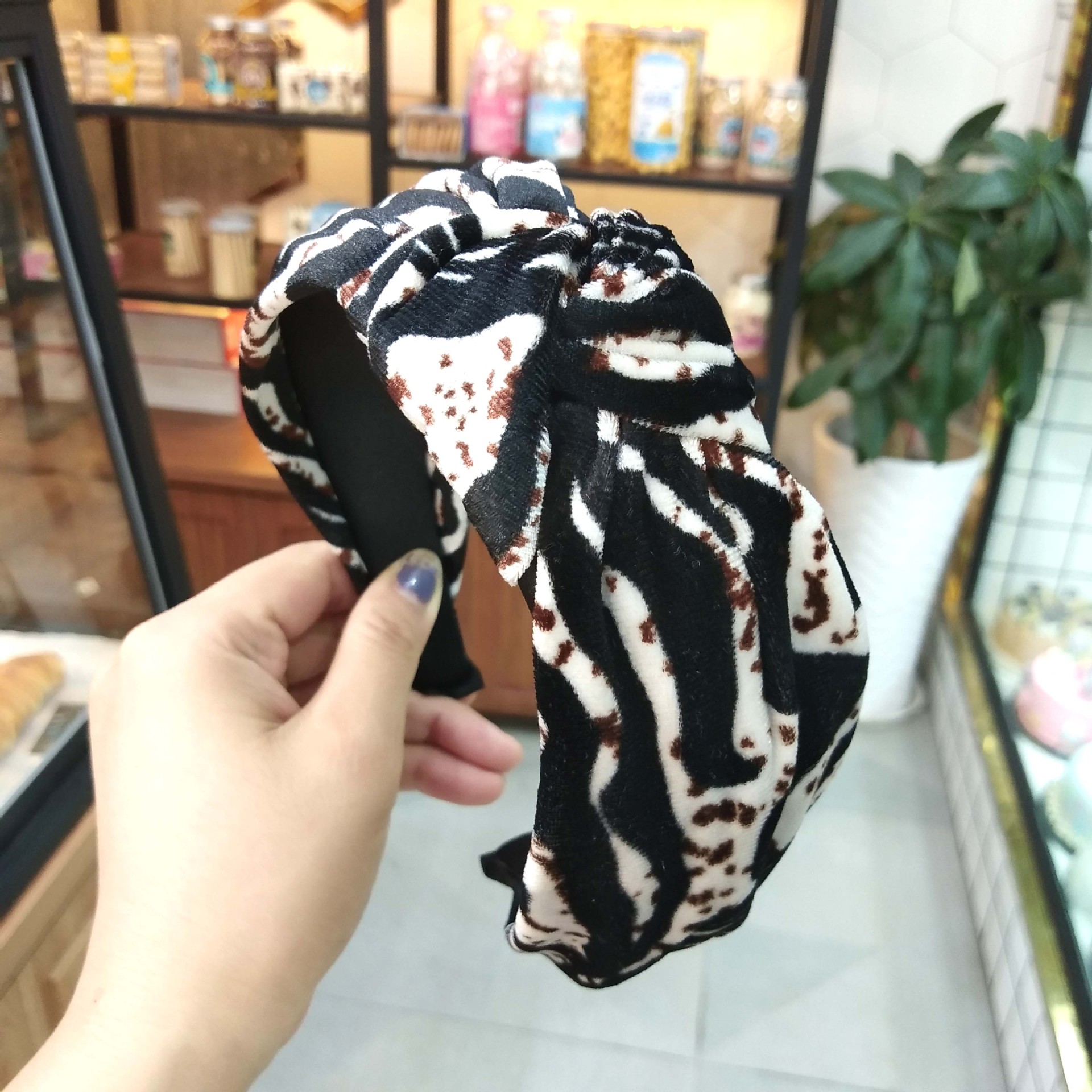Best Selling Retro Leopard Knotted Headband High-grade Gold Velvet Printed Hairpin Simple Wide-brimmed Hair Headband  Wholesale Nihaojewelry display picture 3