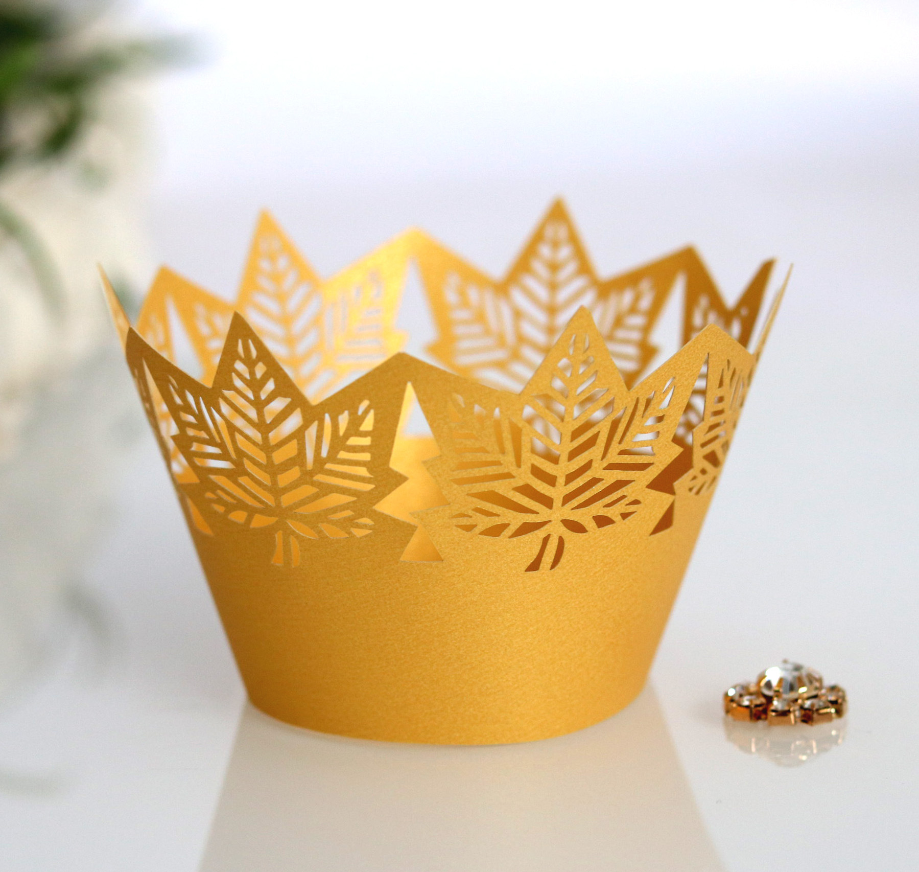 Hoja de arce hornear tarta huevo taza encaje decorativo fiesta cumpleaños pastel bandeja papel láser borde hueco al por mayor