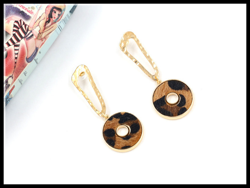 Fashion Leopard New Gold Patch Leather Pop Earrings Female Alloy Stud Earrings display picture 6