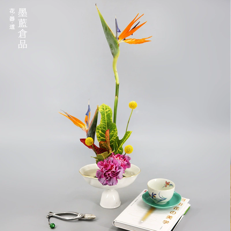 Черный синий цветочный сосуд Маленькая оригинальная принцесса в японском стиле Цветочная организация в вертикальном положении Открытая керамическая тарелка для фруктов в Пномпене ручной работы Тип цветочный путь для Классного использования