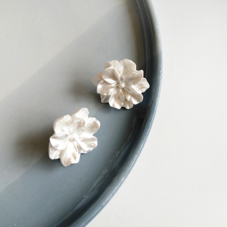 Korean White Flower Resin Earrings display picture 10