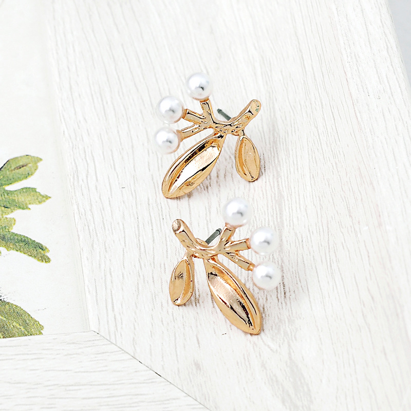 Fashion New Tide Leaf Pearl Earrings display picture 5