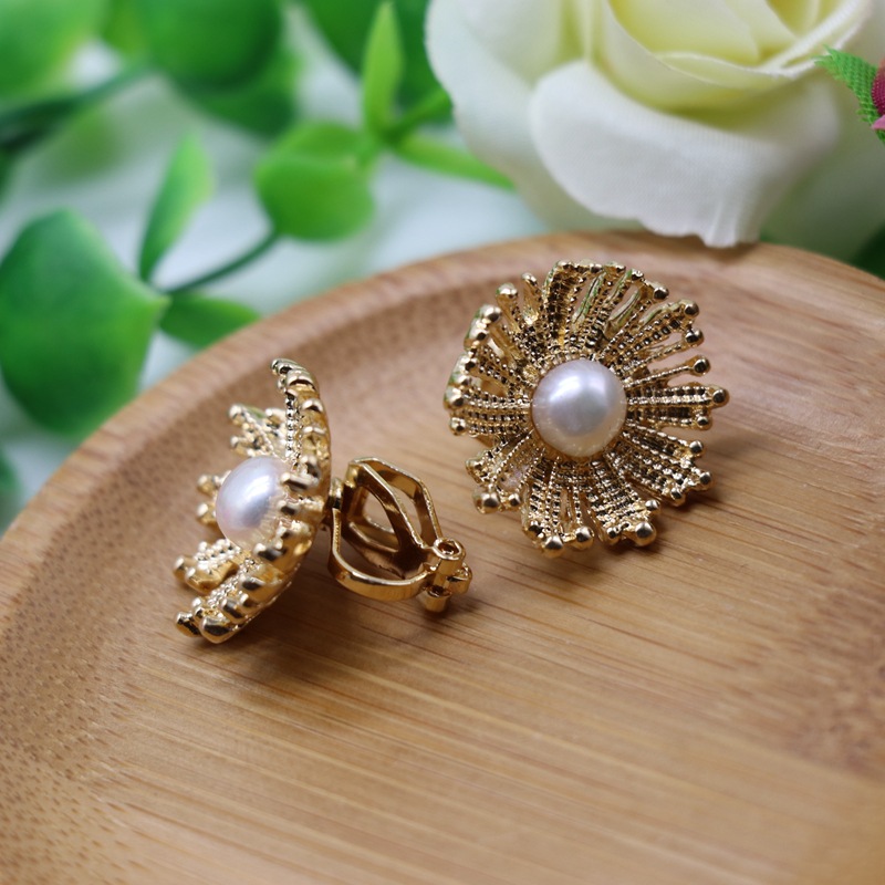 Natural Pearl 925 Silver Stud Earrings Round Metal Flower Pearl Flower Ear Stud Ear Clips display picture 2