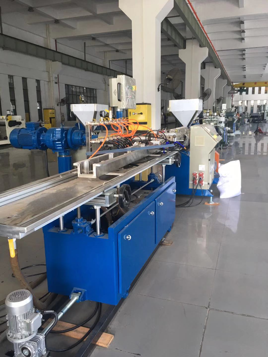 东莞燿安供应双色带钩出口PVC共挤超市标签夹设备商标夹机器