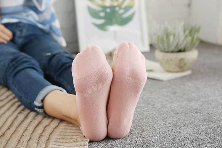 Summer Women&#39;s Boat Socks Wholesale Ultra-thin Breathable Card Silk Stitching Invisible Socks Wild Fashion Silicone Anti-off Socks display picture 13