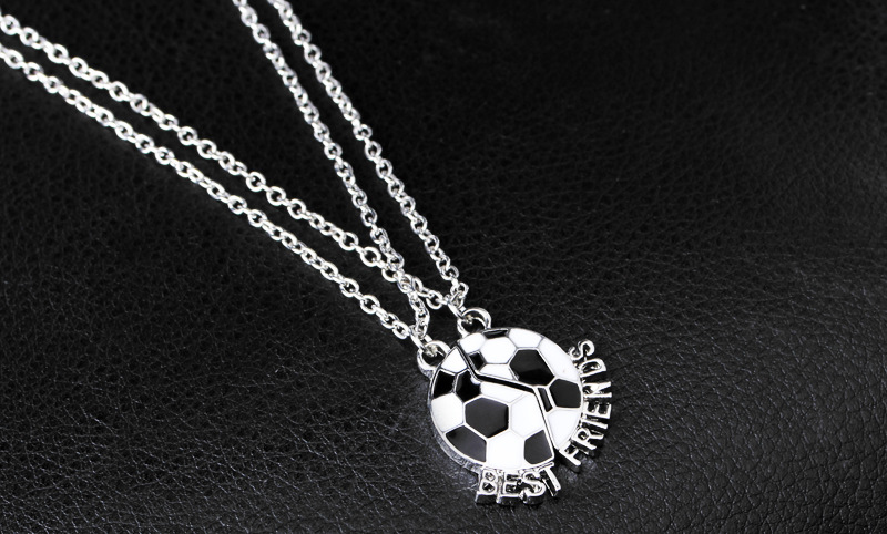 Commerce Extérieur Nouveau Deux-moitié Couture Coupe Du Monde De Football Collier Personnalité De Mode Football Bon Ami Pendentif Collier Accessoires display picture 5