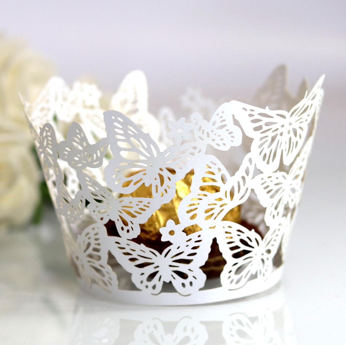 Amazon láser hueco mariposa taza de papel reflectante de oro pastel borde taza pastel hornear encaje en stock