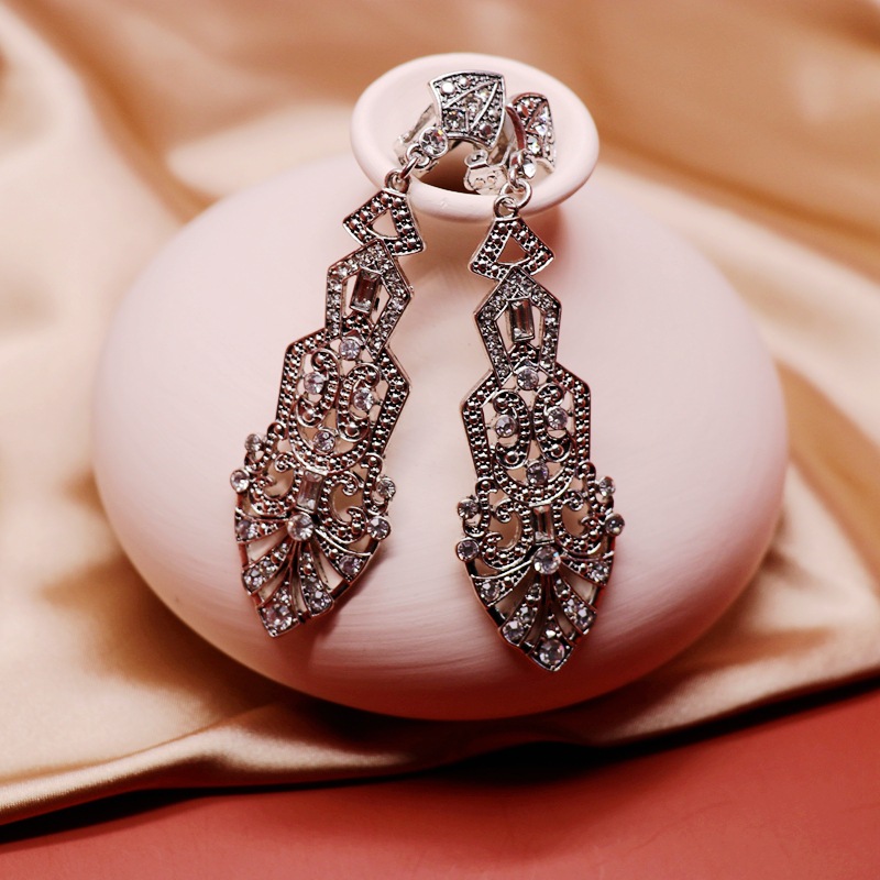 Nueva Moda Retro Hollow Metal Bottom Diamond Ear Studs Long Metal Ear Studs Al Por Mayor display picture 3