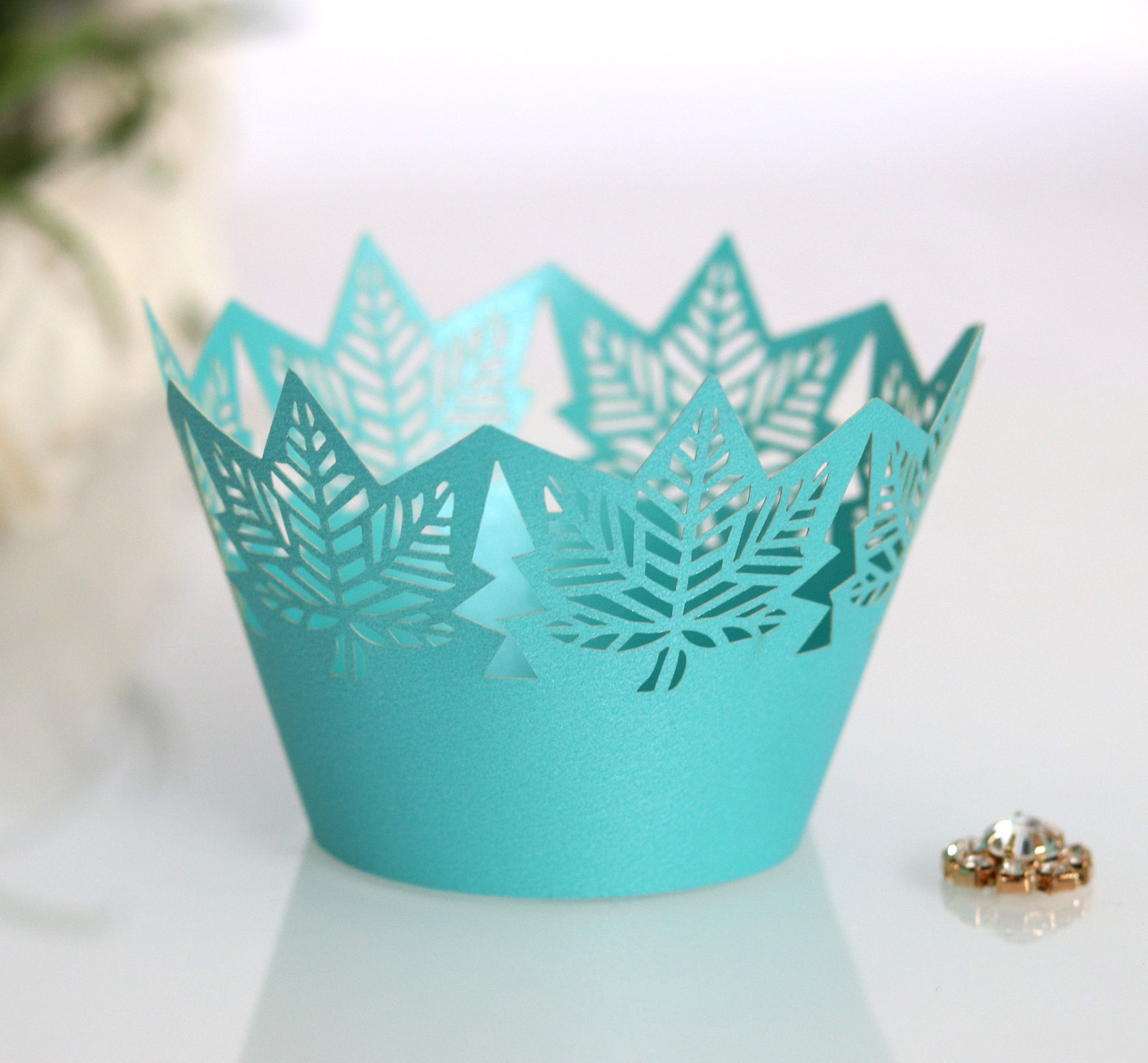 Hoja de arce hornear tarta huevo taza encaje decorativo fiesta cumpleaños pastel bandeja papel láser borde hueco al por mayor