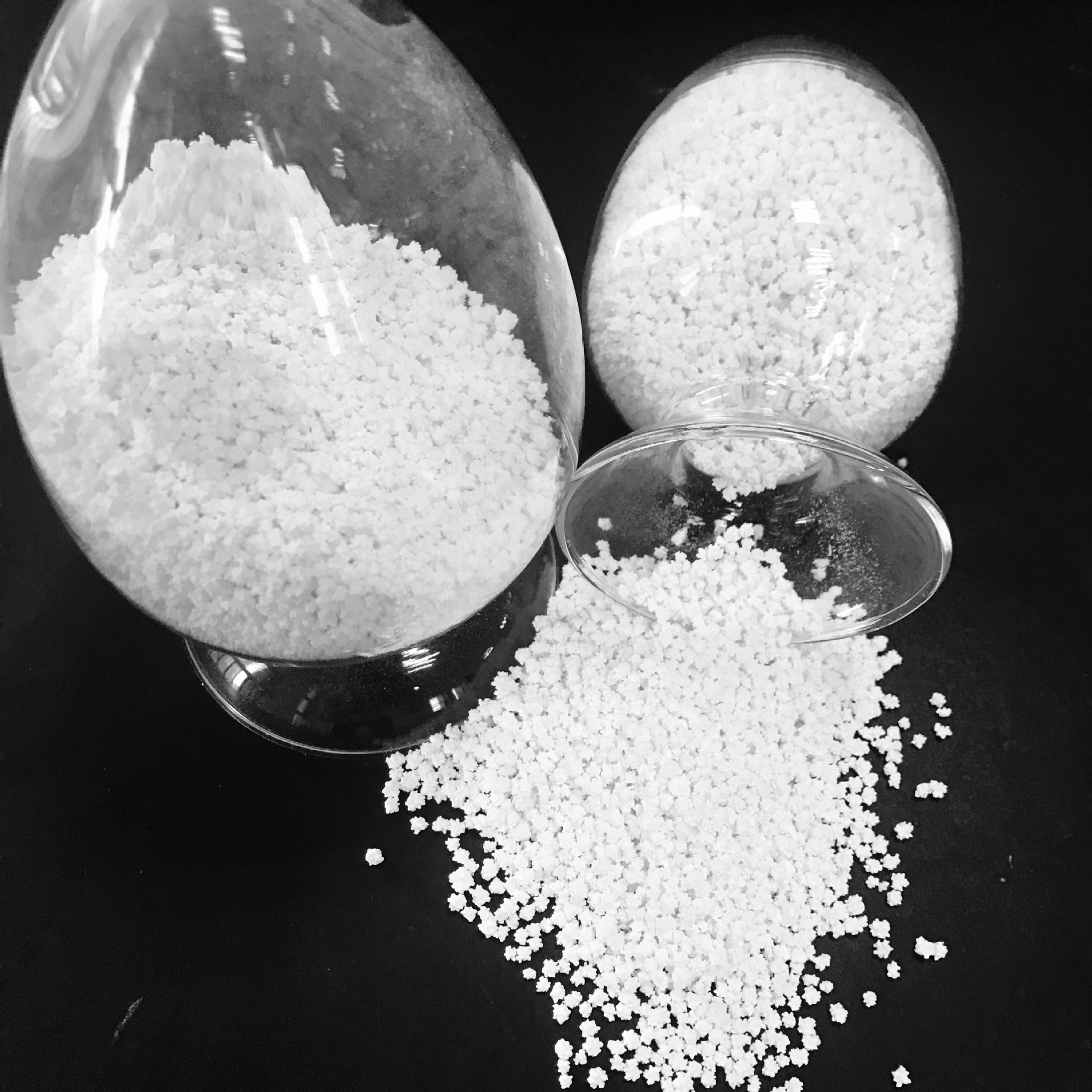 无水氯化钙颗粒 球形无水氯化钙 工业级氯化钙球 刺球氯化钙厂家