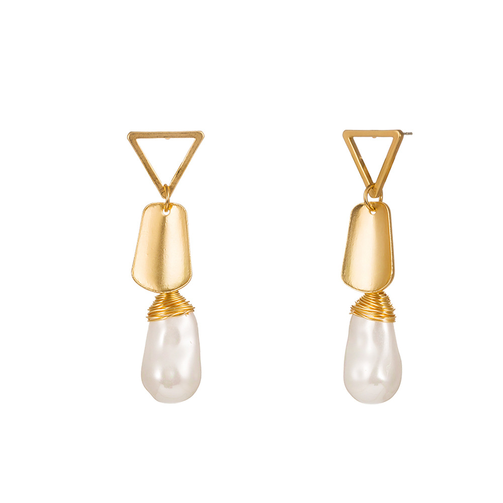 Baroque Water Drop Pearl Triangle Temperament Metal Geometric Earrings display picture 5