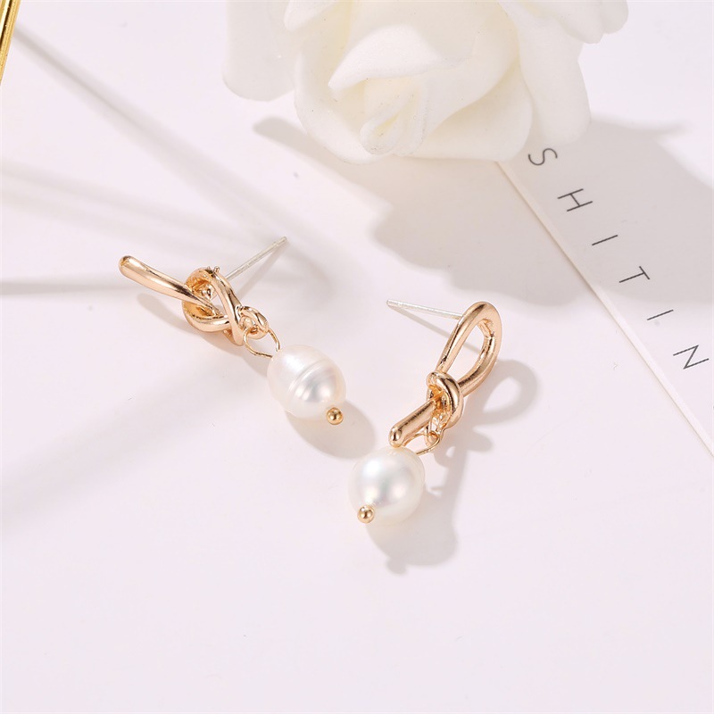 Douyin En Ligne Influenceur Chaud-vente Boucles D'oreilles Asymétrique Noué Arc Perle Boucle D'oreille Boucle D'oreille Ins Frosty Style Boucles D'oreilles Femmes display picture 2