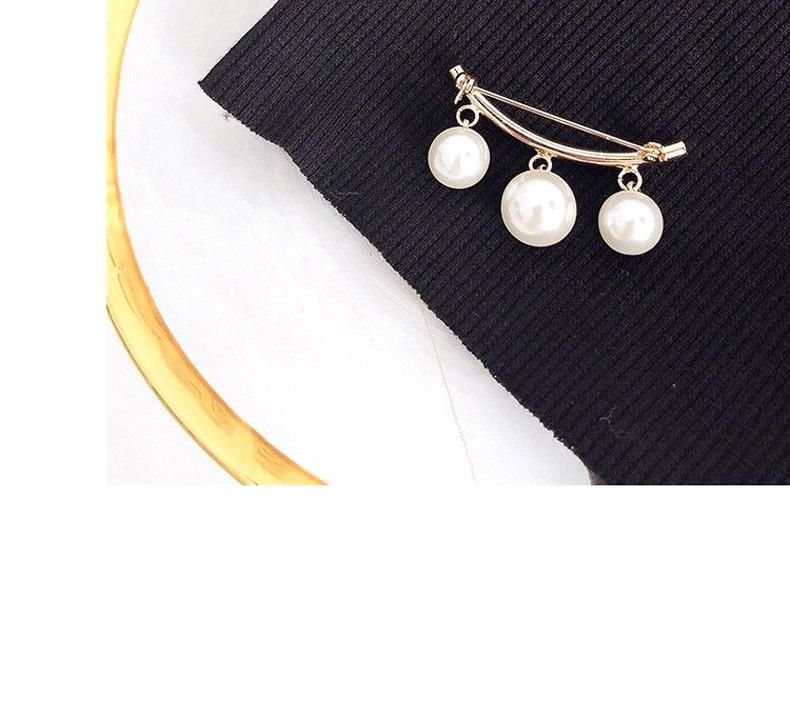 Elegant Geometric Alloy Inlay Artificial Pearls Women's Brooches display picture 4