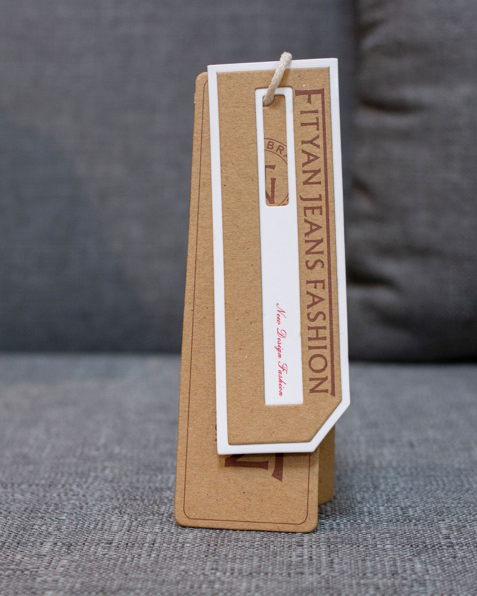 吊牌定做牛皮纸纸牌纸吊牌皮牌不干胶标签贴纸服装吊牌样衣卡