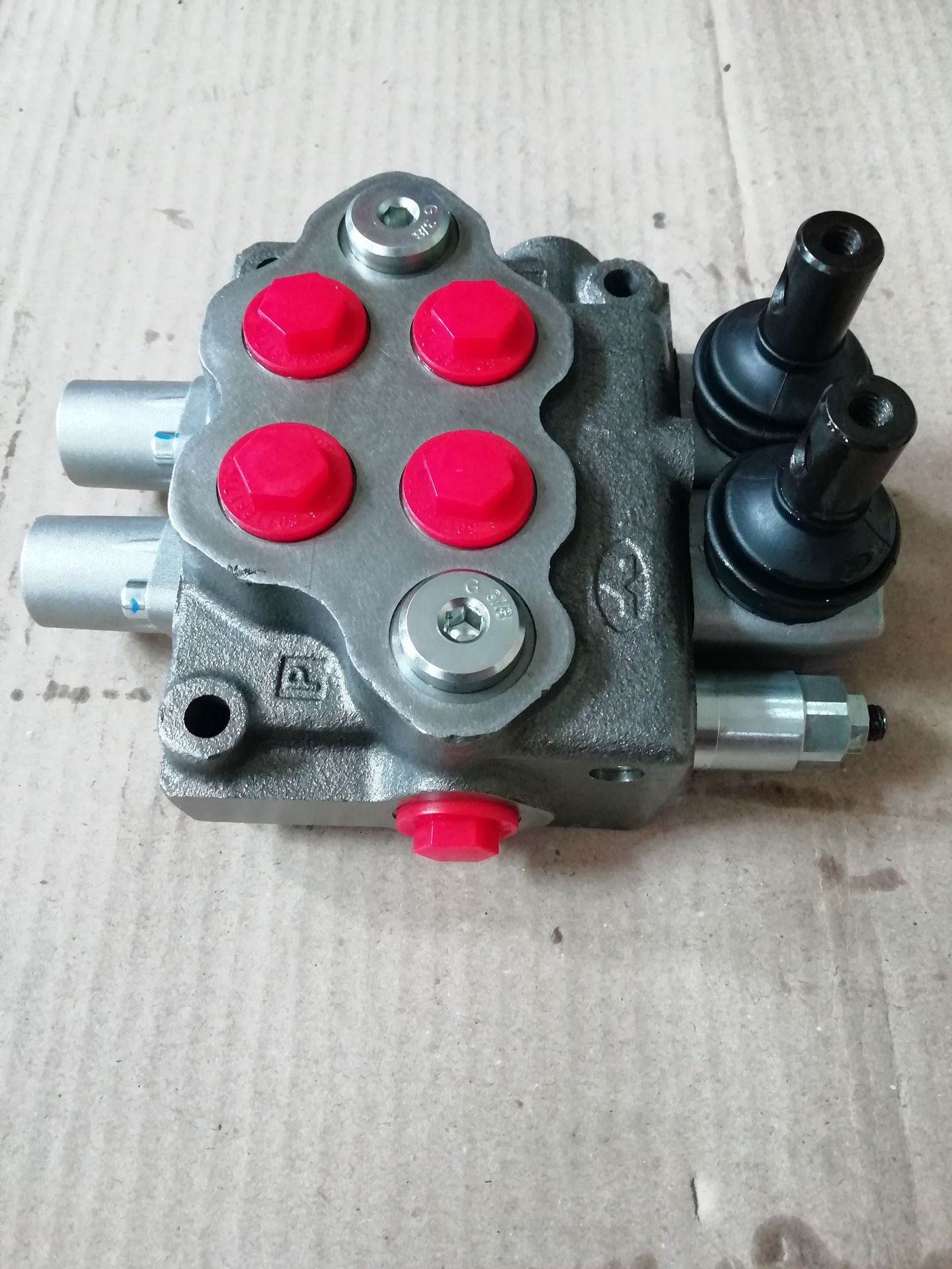 walvoil多路阀SD5/2-P(KG3-180)/28L/28L/AET   流量为45L/MIN