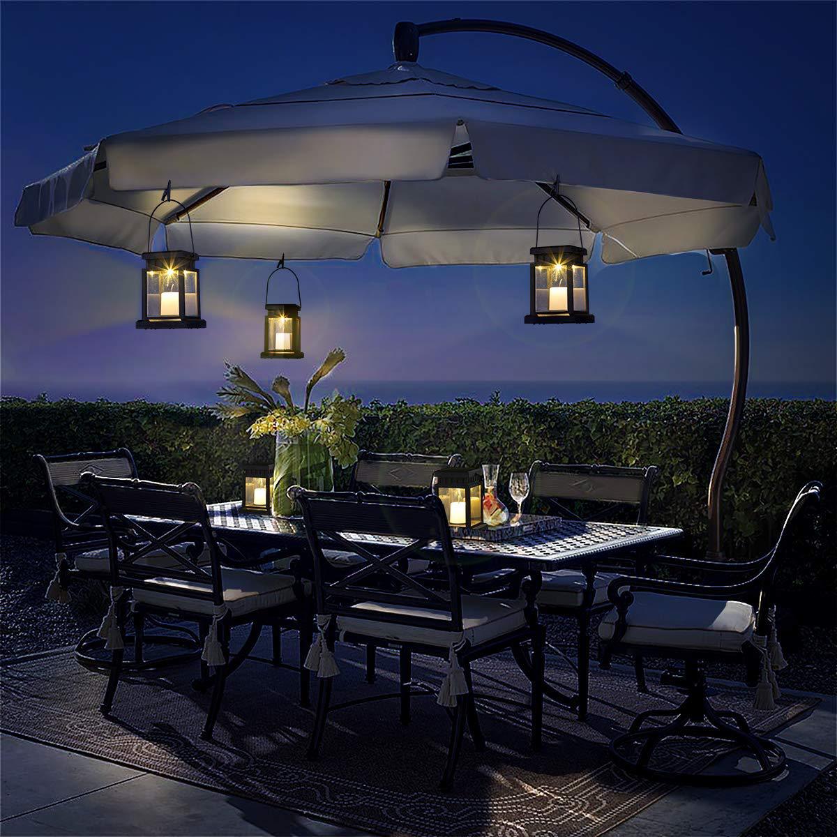 "></p> <p>EFECTO DE VELA SUAVE: Esta luz solar decorativa para exteriores tiene el efecto de una vela, proporcionando iluminación ambiental para su hogar, jardín, patio o balcón.</p> <p>PORTÁTIL Y RESISTENTE: Linterna solar LED con clips, ganchos y estacas de metal para colgarla fácilmente. Puede colocar la linterna donde desee.</p> <p>AMPLIA APLICACIÓN: Cada linterna para exteriores viene con estacas adicionales que se pueden insertar en patios, jardines y céspedes. Los atractivos clips son muy duraderos y resistentes. Las linternas decorativas se pueden colgar de sombrillas, tiendas de campaña, árboles y otros lugares para crear la atmósfera perfecta para fiestas, campamentos, pesca, etc.</p> <p>Realmente sencillo de usar: las células solares se cargan automáticamente con el sol al pulsar el botón. Se enciende automáticamente al anochecer con el interruptor de encendido/apagado seleccionable.</p>