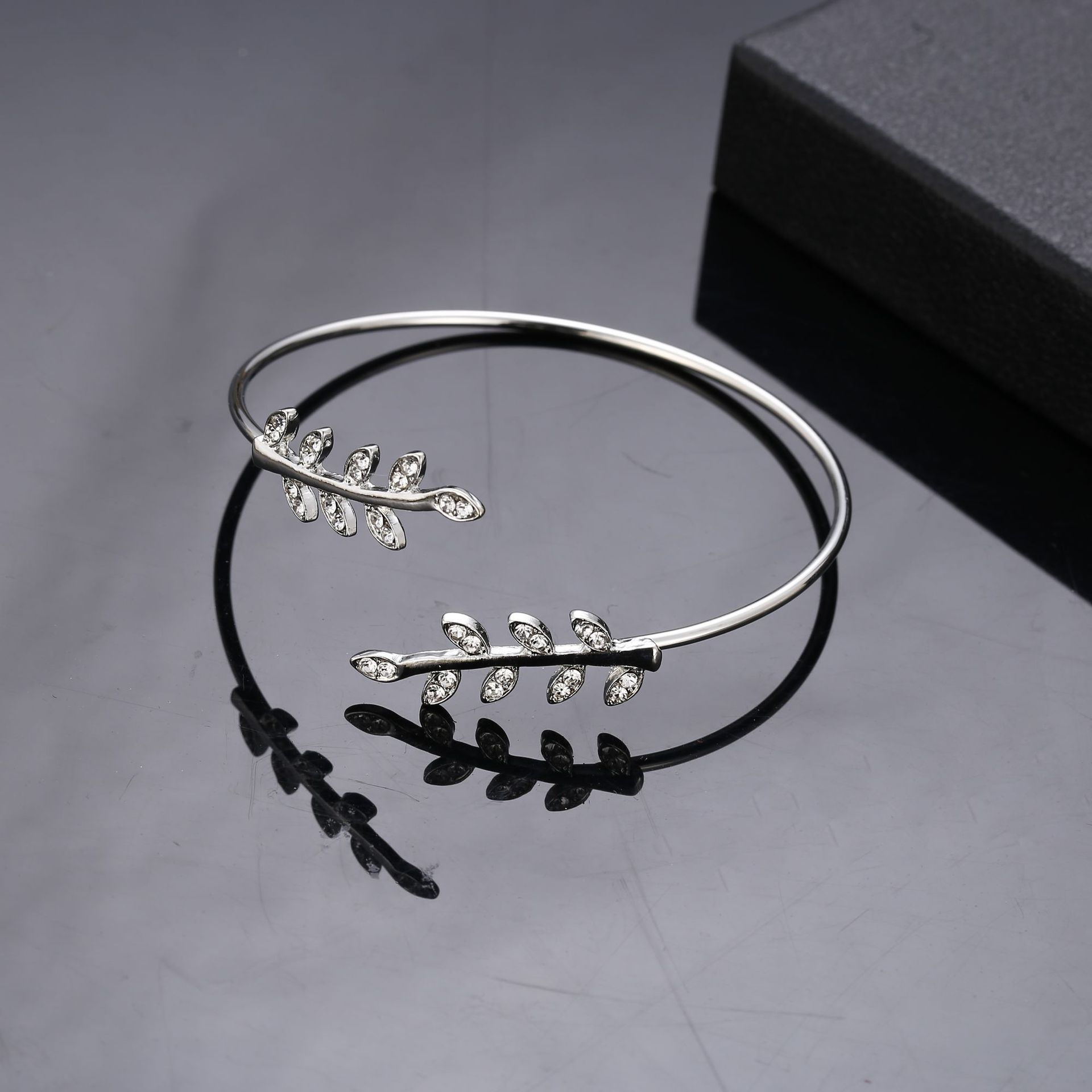 Estilo coreano creativo Nueva joyería de moda diamante-incrustado pulsera abierta hoja geométrica pulsera joyería femenina al por mayor