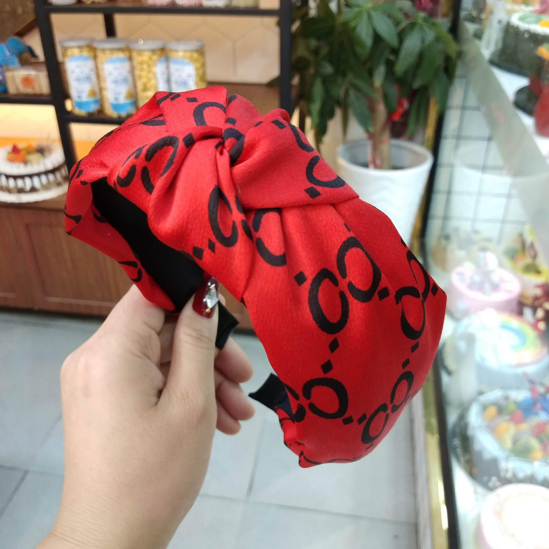 Korean Wide-brimmed Alphabet Printing Knotted Headband High-end Fabric Simple Hairpin Fashion Pressure Hair Head Cave Hair Hoop Ladies Wholesale Nihaojewelry display picture 4