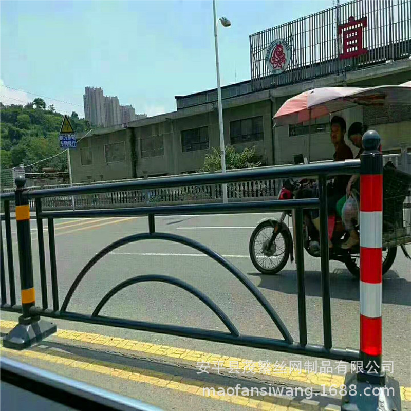 现货锌钢交通道路隔离栏 人行横道安全防护栏 京式 冲孔市政隔离
