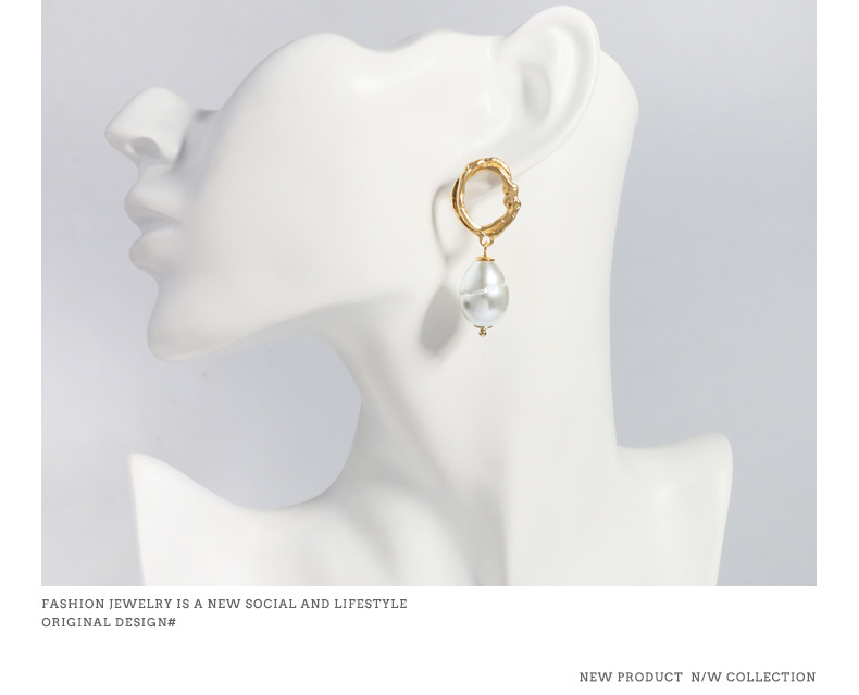 Europäische Und Amerikanische Mode Beliebte Nachgeahmte Perlen Ohrringe Frauen Neue Lange Einfache Temperament Designer Handgemachte Legierung Schmuck display picture 1