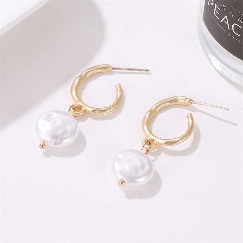 Letter U Stud Earrings Gold Metal Studs Women Baroque Round Pearl Earrings display picture 2