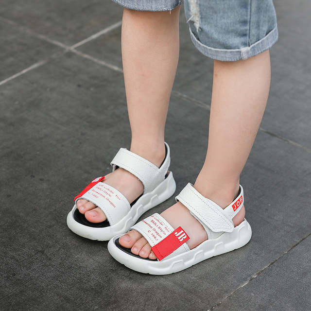Bán buôn giày dép nam 2019 hè mới phiên bản Hàn Quốc của giày da trẻ em hở ngón mang giày đi biển cho trẻ em Dép trẻ em