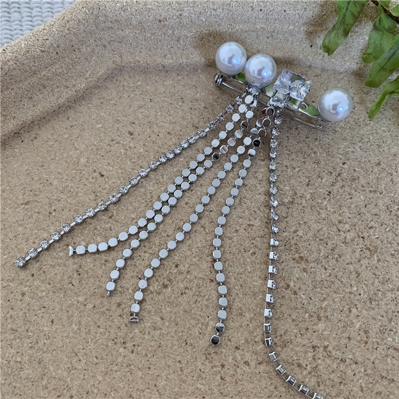 Fashion High-grade Metal Studded Tassel Pearl Brooch display picture 4