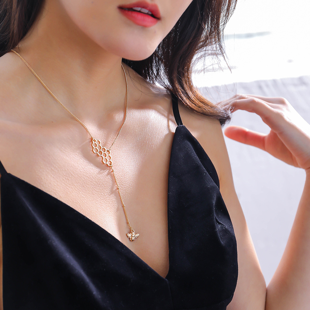 Hot-selling Simple Retro Fashion Golden Bee Hive Pendant Necklace display picture 6